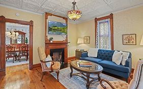 Charming Victorian Home - 2 Minutes To Downtown