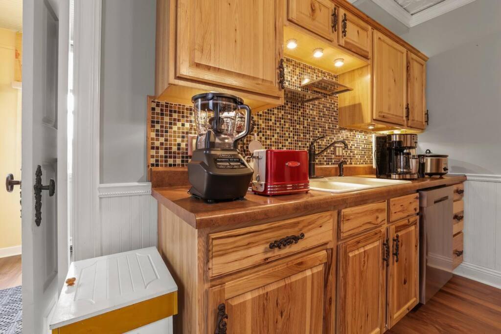 Charming Victorian Home - 2 Minutes To Downtown Lancaster Exterior photo