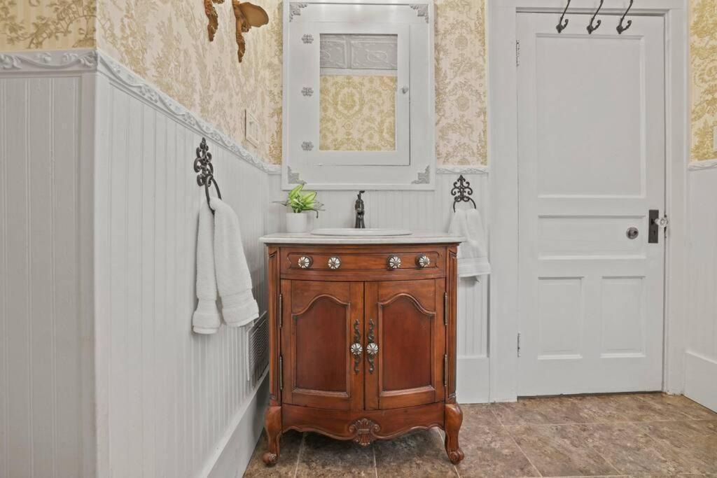 Charming Victorian Home - 2 Minutes To Downtown Lancaster Exterior photo