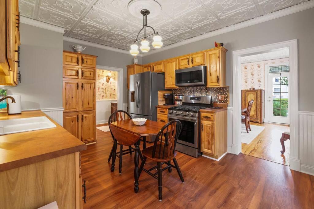 Charming Victorian Home - 2 Minutes To Downtown Lancaster Exterior photo