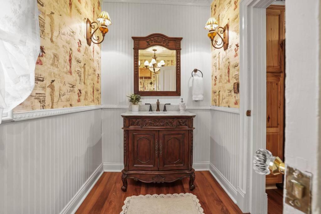 Charming Victorian Home - 2 Minutes To Downtown Lancaster Exterior photo