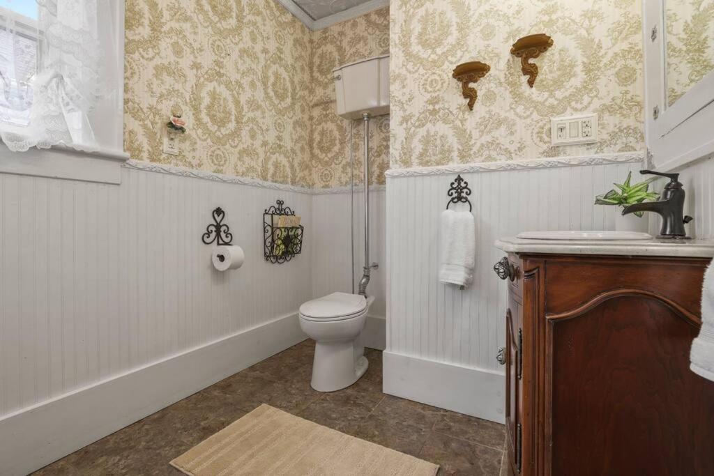 Charming Victorian Home - 2 Minutes To Downtown Lancaster Exterior photo