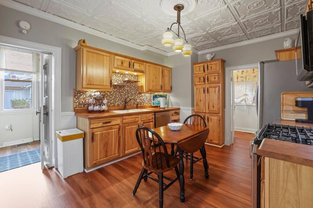 Charming Victorian Home - 2 Minutes To Downtown Lancaster Exterior photo