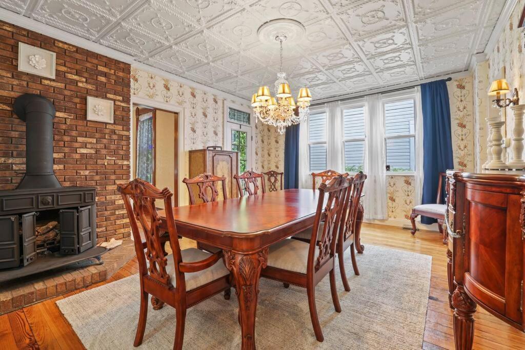 Charming Victorian Home - 2 Minutes To Downtown Lancaster Exterior photo